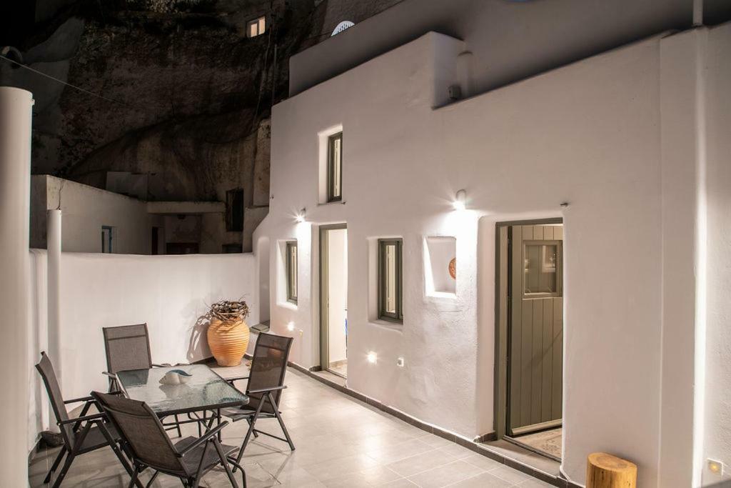 Astrea Suites Feggaropetra Cave House Fira  Exterior foto