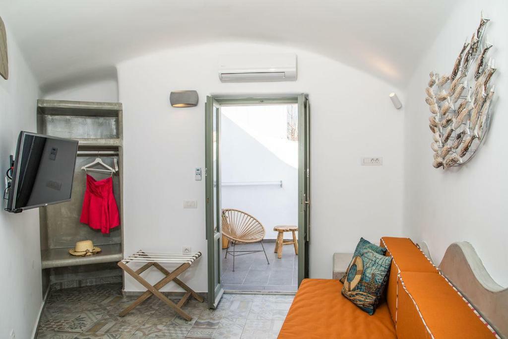 Astrea Suites Feggaropetra Cave House Fira  Exterior foto
